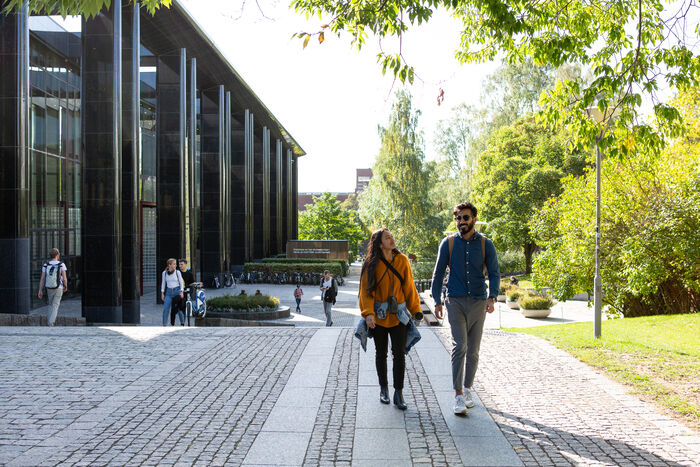 Picture of students walking at campus Blindern.