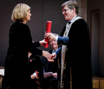 Diplomoverrekkelse, Etter at kandidatene har blitt presentert f?r de overrakt diplom av rektor Svein St?len.
