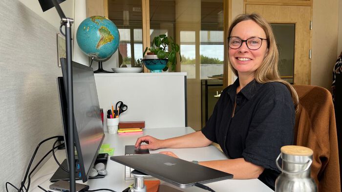 Ester Fremstad, forsker ved LINK senter sitter foran pc-skjerm p? sitt kontor og er klar til ? presentere sin foredrag p? EAIR Forum 2023