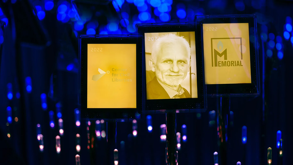 Skjermer i lysinstallasjonen Nobels hage som representerer vinnerne av Nobels fredspris 2022