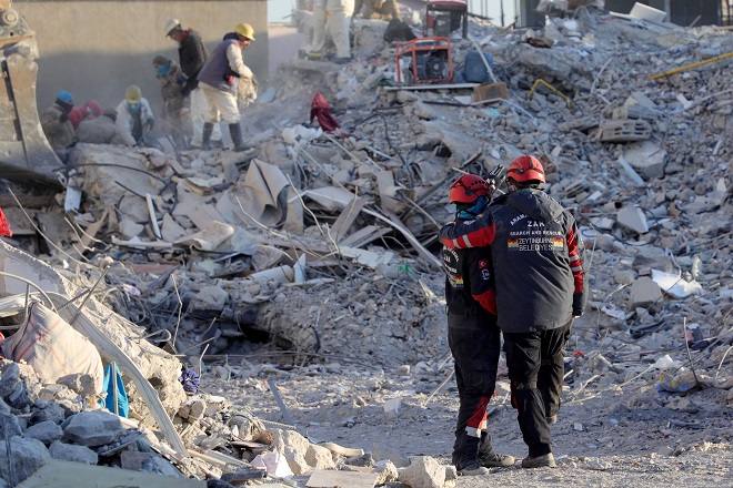 Jordskjelv i Tyrkia, redningsmannskaper tr?ster hverandre mellom sammenraste bygninger