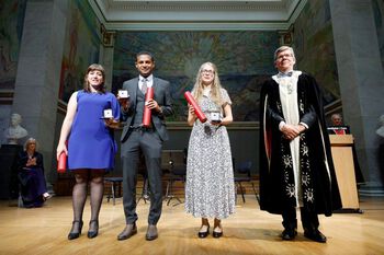 Fra venstre:&amp;#160;vinnere av H.M. Kongens gullmedalje Raquel Bartolon-Casado, Samson Esayas og Jorunn S. Thingnes, og rektor Svein St?len.