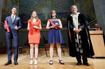 Fra venstre: vinnere av H.M. Kongens gullmedalje Manuel Schwinkle, Marianne Bathen og&amp;#160;Rachelle Esterhazy,&amp;#160;og rektor Svein St?len.