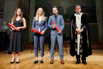 Fra venstre: vinnere av UiOs b?rekraftspris for beste masteroppgave&amp;#160;Abelone M. Tislevoll, Hanne C. Br?nden og Yngve Br?ten, og rektor Svein St?len.