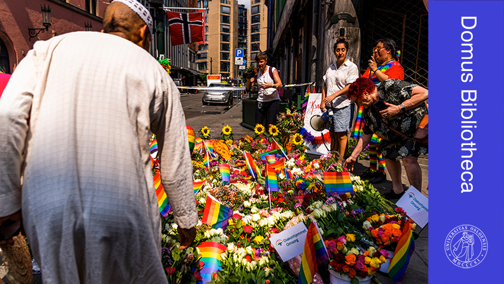 Folk som legger ned blomster etter terrorangrepet i Oslo 25. juni