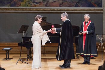 Rektor Svein St?len overrekker prisen for yngre forskere 2021 til professor Barbara van Loon.