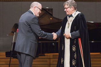 Rektor Svein St?len overrekker prisen for 2021 til professor Poul Nissen.