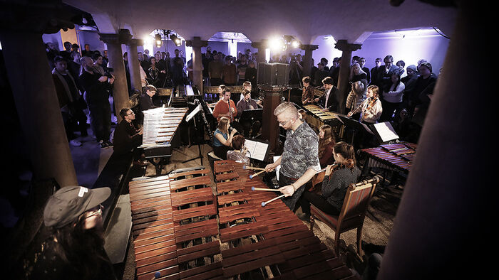 Bilde av en gruppe musikere med marimba i forgrunn