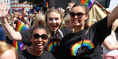 Tre studenter i pride-paraden i Oslo sentrum