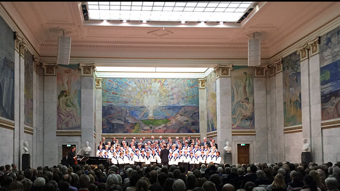 S?lvguttene som holder konsert i Aulaen foran store Munch-malerier