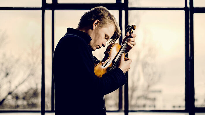 Portrait photo of Pekka Kuusisto with violin