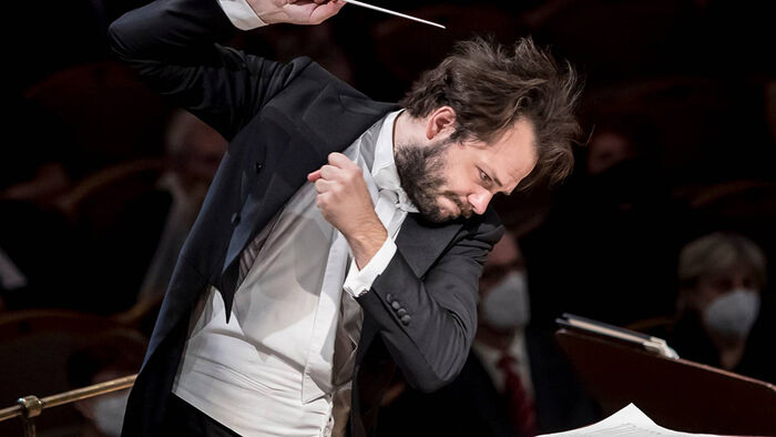 Image of Chief Conductor Petr Popelka conducting