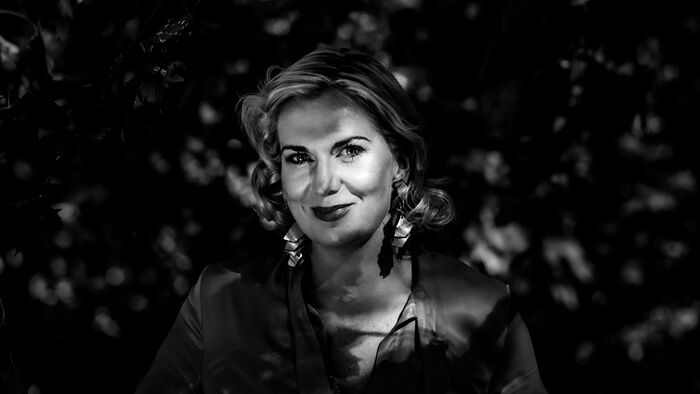Portrettbilde av Tora Augestad i svart-hvitt