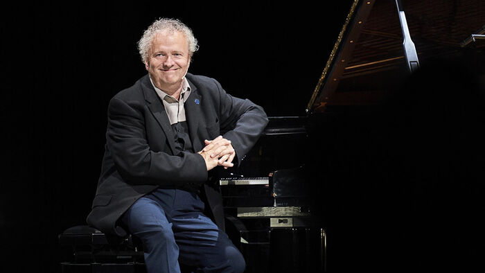 Portrait photo of pianist Wolfgang Plagge