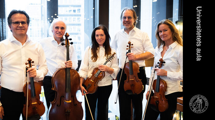 Fem musikere i Oslo-filharmonien som holder strykeinstrumenter