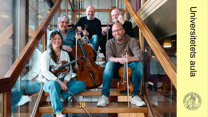 Bilde av musikere fra Oslo-filharmonien sittende i en trapp