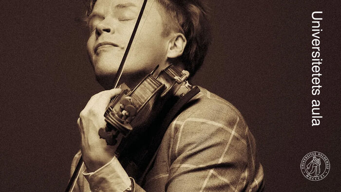 N?rbilde av mann som spiller p? fiolin
