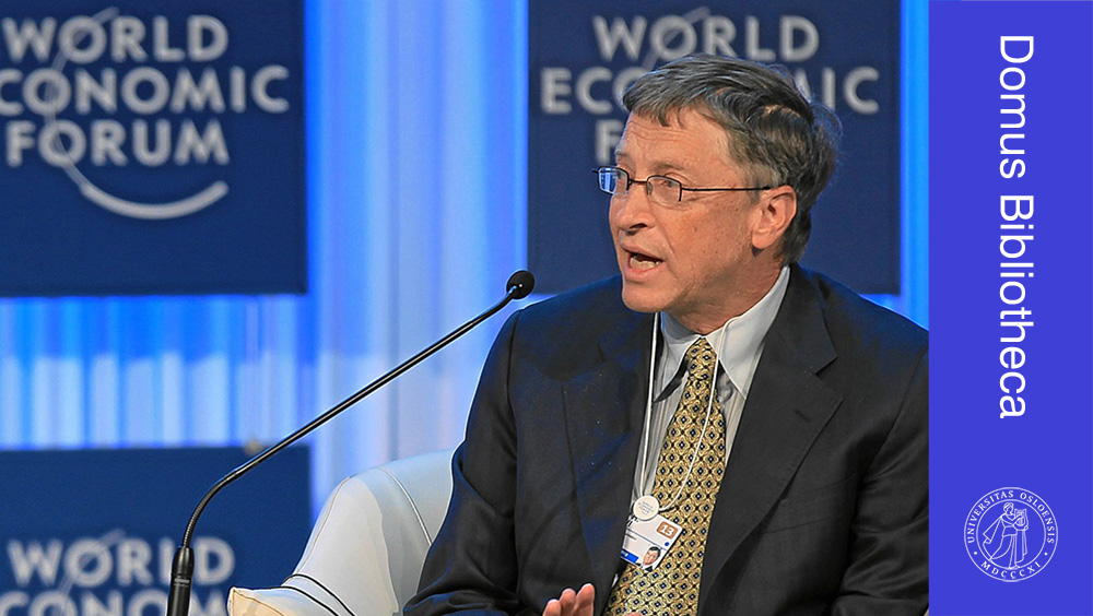 Bill Gates snakker i mikrofon med World Economic Forum i bakgrunnen