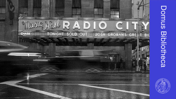 Svart-hvitt-bilde av inngangen p? Radio City i New York 