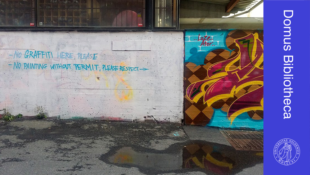 Bilde av vegg med grafitti til h?yre og et tomt felt det det st?r "No graffiti here please" til venstre
