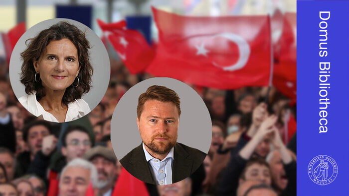Portretter av Sidsel Wold (kvinne med m?rkt h?r) og Einar Wigen (mann med sideskill og bl? skjorte) foran et bilde av en folkemengde som holder tyrkiske flagg.