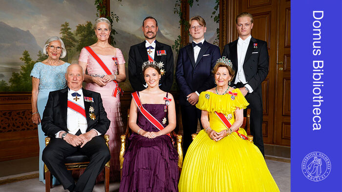Fotografi av den norske kongefamilien. 8 personer i pent?y.