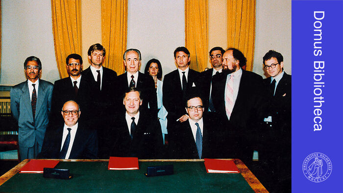 Bilde av menn bak et bord som har inng?tt Oslo-avtalen
