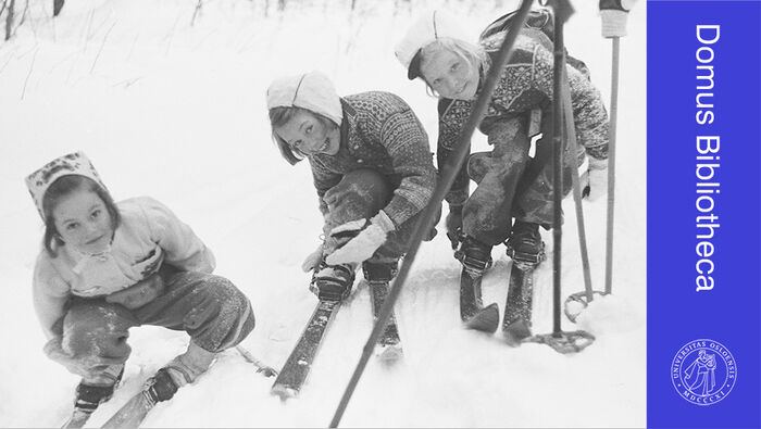 Gammelt bilde i svart-hvitt av tre unge jenter som st?r p? ski