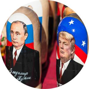 Bilde av to babushkadukker med bilde av Putin og Trump