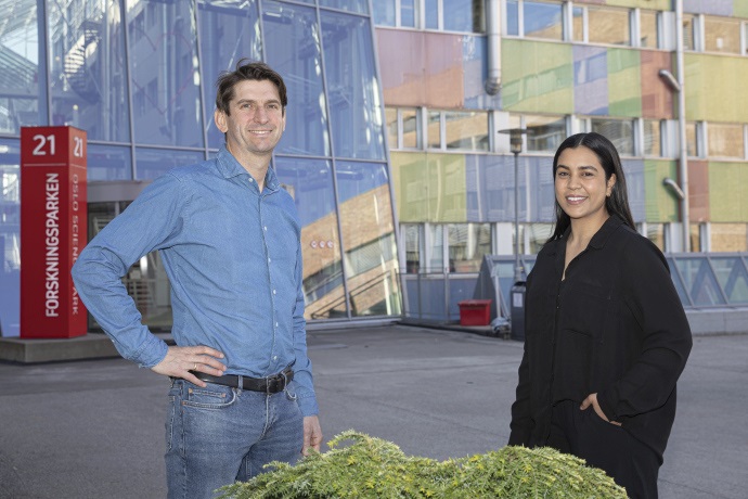 Bildet viser forskerne H?vard Haugen og Badra Hussein utenfor en byggning