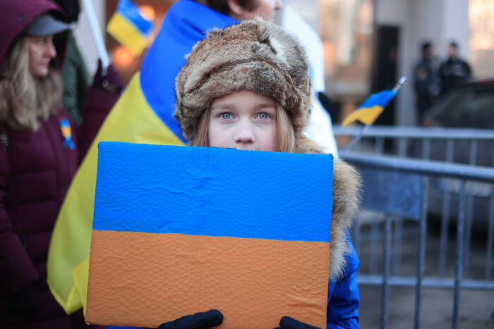Jente demonstrerer mot krigen i Ukrana i Oslo
