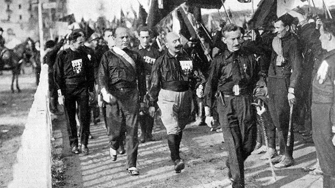 Svart-hvitt bilde av uniformskledde menn som marsjerer.