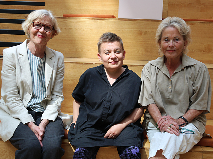 Anne Birgitte R?nning, Kjersti Horn og Liv Bliksrud - tre kvinner sitter i en trapp.
