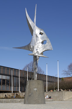 Skulpturen &quot;Air&quot; fr? 1961 av Arnold Haukeland st?r p? Frederikkeplassen.