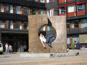 Skulpturen &quot;Brudt form&quot; (1981) av Aase Texmon Rygh er langtidsdeponert av Oslo kommune, og kom p? plass hausten 2005.