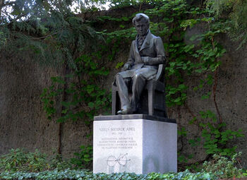 Skulpturen av Niels Henrik Abel er laga av Ingebrigt Vik (1867C1927) under mottoet &quot;Videnskap&quot;.