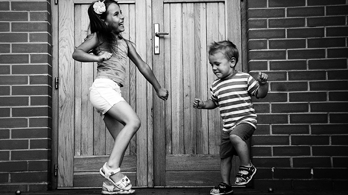 Svart-hvitt bilde av to barn som danser.