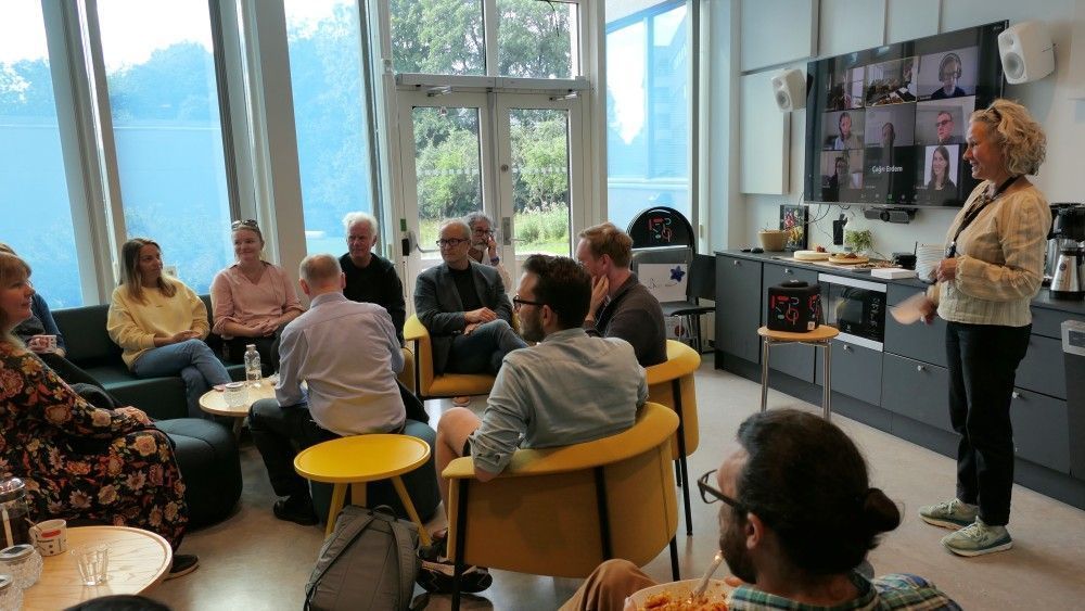 RITMO lunch is back! We were thrilled to be back together in RITMO&#39;s kitchen again. Even though it was possible to return to the office, we organised events in a hybrid format so everyone could join. Here Centre Director Anne Danielsen is welcoming everybody back.