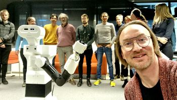 Alexander Refsum Jensenius interacts with the new robot Tiago, which will be used in the new project Predictive and Intuitive Robot Companion (PIRC).
