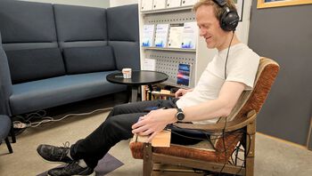 Kyrre Glette tests a &quot;rumbling chair&quot; that will be installed at Popsenteret, a popular music museum in Oslo. This is part of a psychology student project exploring bass sound below the audible threshold.