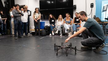 ERASMUS master&#39;s student Timoth Rivier demonstrates a hexapod robot that uses entrainment to synchronize its motion to sound. The robot was developed together with Marguerite Miallier as part of a summer internship at RITMO.