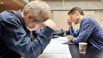 RITMO had commissioned a new piece for the experiment by composer and senior lecturer Bj?rn Morten Christophersen. Here, he checks the score before a rehearsal with conductor ?yvind Bjor?.
