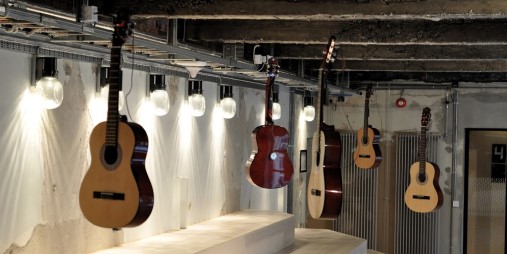 De selvspillende gitarene p? utstilt p? Sentralen i Oslo under Ultima 2017.