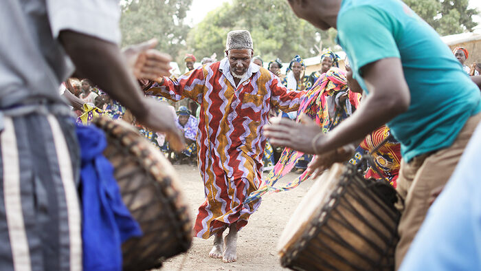 Dansing i Vest-Afrika til djembe-trommer.