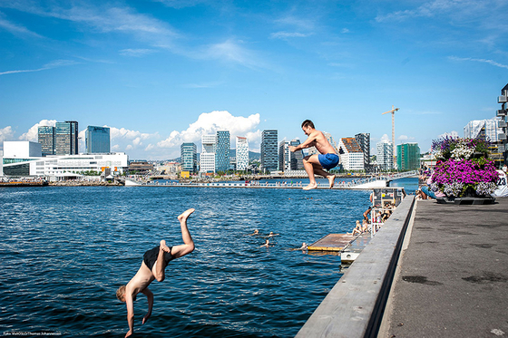 To unge menn hopper fra brygga p? S?renga i Oslo.