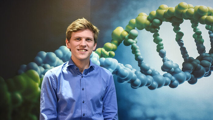 Georg Beiske foran DNA-figur