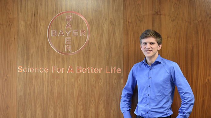 Georg Beiske foran Bayers varemerke og teksten "Science For A Better Life"