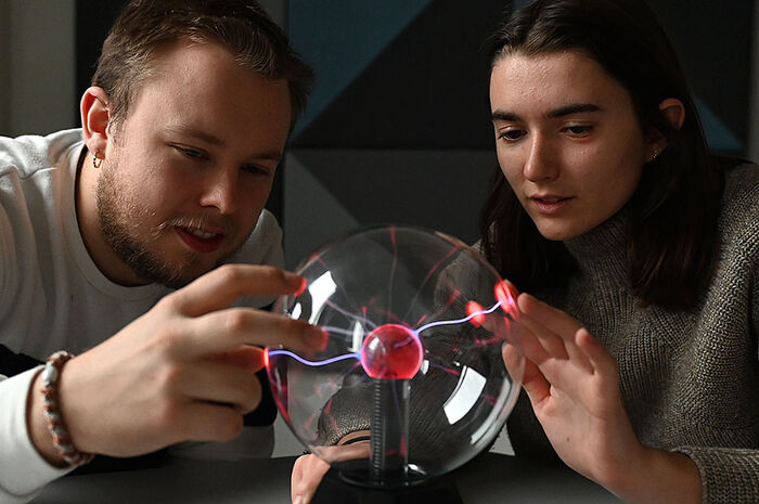 Studentene Anton og Emma studerer en plasmakule