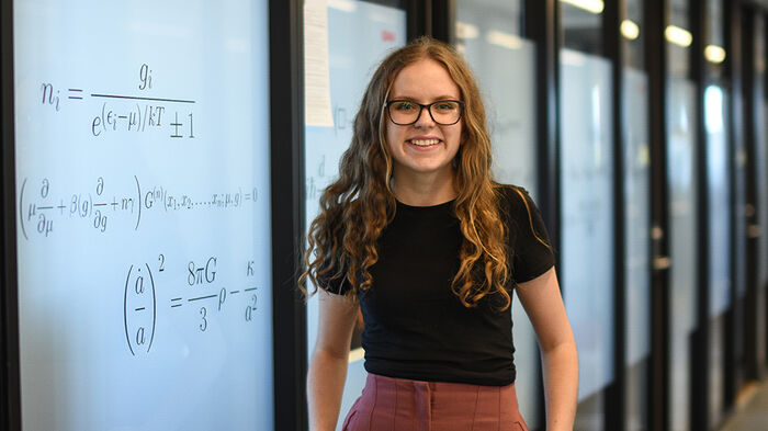 Fysikk student Cecilie p? UiO med rosa bukser, briller og lange lokker