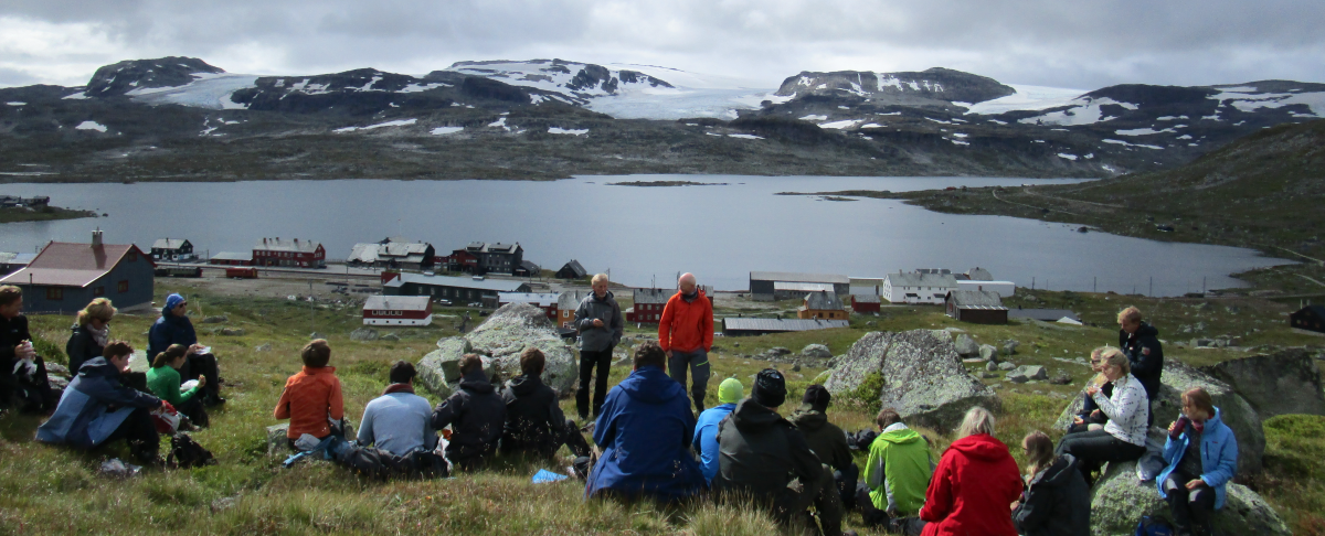 En studiegruppe p? ekskursjon til Finse i emnet GEO1010 C Naturgeografi h?sten 2014. Foto: Gunn Kristin Tjoflot, UIO